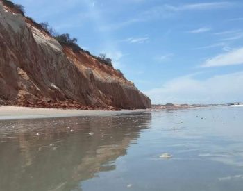 Beira do mar com falésia ao fundo