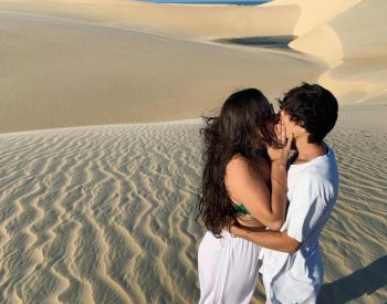 Casal beijando nas dunas