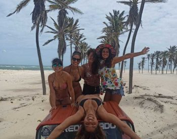 Pessoas num buggy na praia